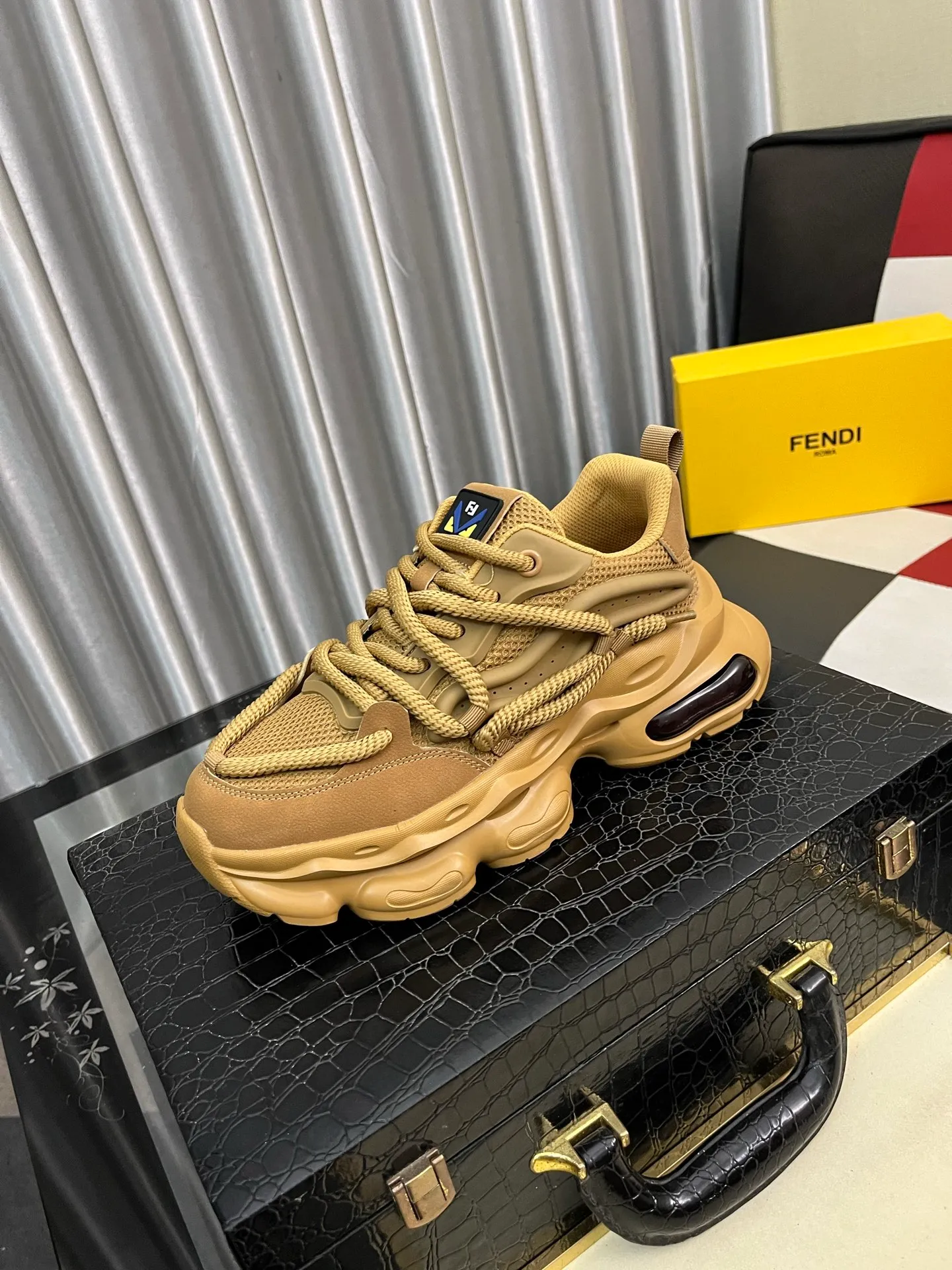 Men's shoes 💰480⌚️⌚️【FENDI】original quality.~ Unique modern style sneakers. 🏃A must-have casual shoe for trendy men😍😍 Original brand imported from Italy, imported original leather, sheep lining (refuses to discolor and grind feet) Sole: Original sole provided by the original factory, French lazy style design ⚠️Fit to the feet, original quality, super comfortable original sole. Just like shooting the real thing🎬The real thing is better, code number: 38-44